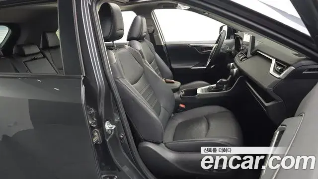 Toyota RAV4 2023 — Photo 8/20