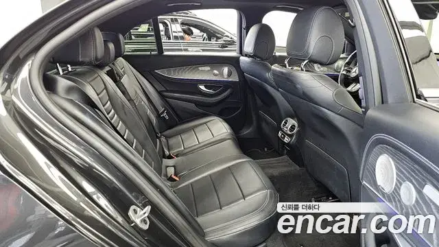 Mercedes-Benz E-Class 2021 — Фото 12/20