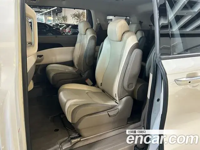 Kia Carnival 2023 — Şəkil 16/20