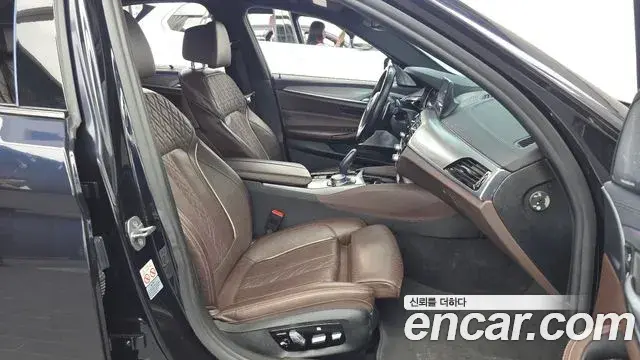 BMW 5 Series 2018 — Фото 11/20