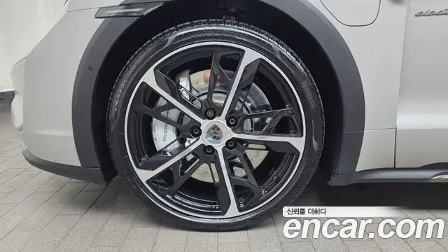 Porsche Taycan 2025 — Photo 14/33