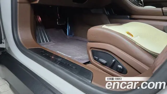 Porsche Taycan 2025 — Photo 20/33