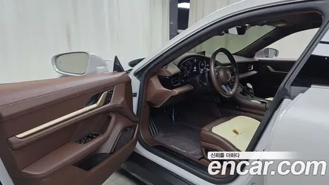 Porsche Taycan 2025 — Photo 18/33