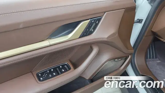 Porsche Taycan 2025 — Photo 8/33