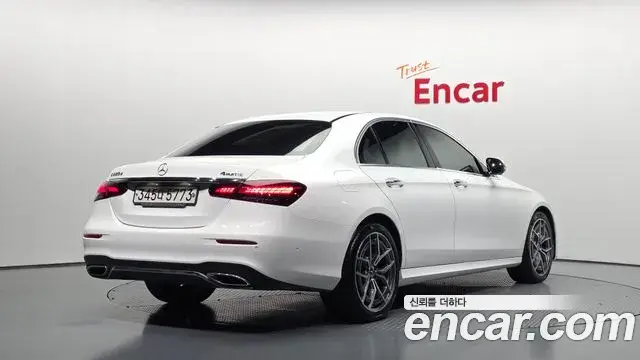 Mercedes-Benz E-Class 2022 — Photo 1/20