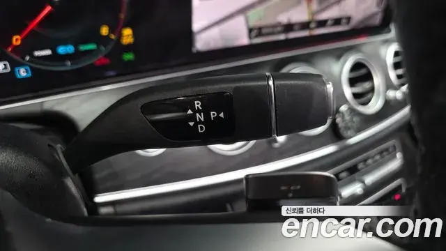 Mercedes-Benz E-Class 2022 — Photo 8/20