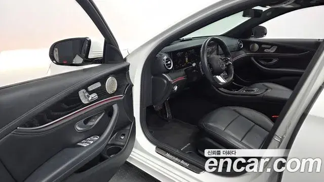 Mercedes-Benz E-Class 2022 — Photo 9/20