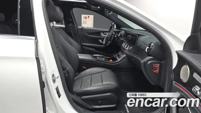 Mercedes-Benz E-Class 2022 — Photo 11/20
