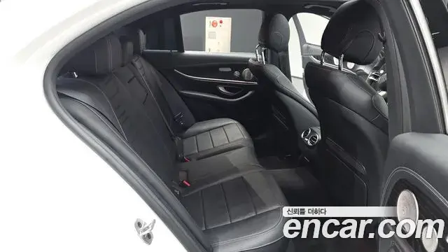 Mercedes-Benz E-Class 2022 — Photo 12/20