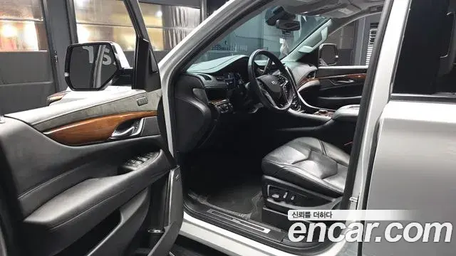 Cadillac Escalade 2020 — ფოტო 13/32