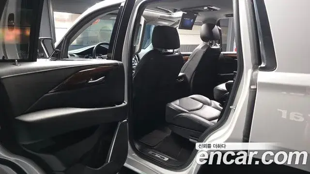 Cadillac Escalade 2020 — ფოტო 23/32