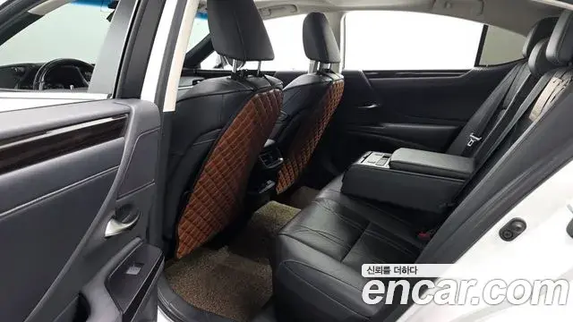 Lexus ES300h 2020 — ფოტო 15/20