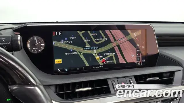Lexus ES300h 2020 — ფოტო 8/20