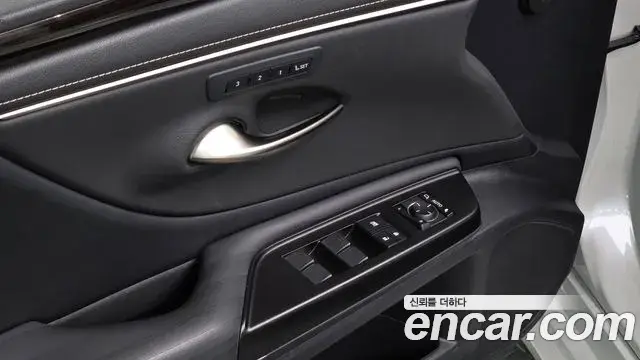 Lexus ES300h 2020 — ფოტო 17/20