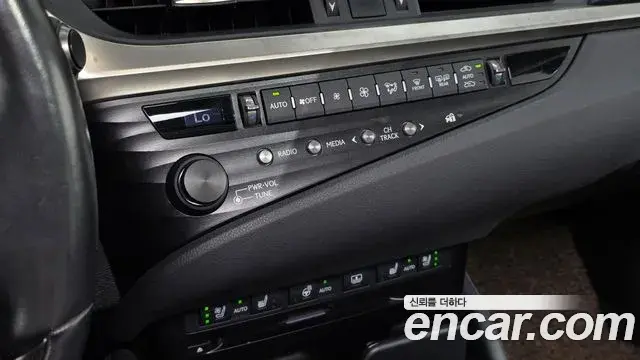 Lexus ES300h 2020 — ფოტო 9/20