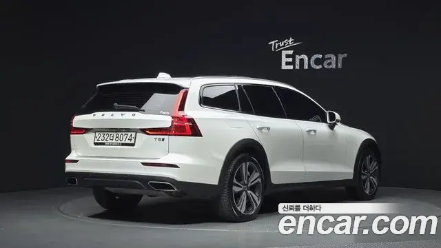 Volvo V60 Cross Country 2019 — Şəkil 24/39