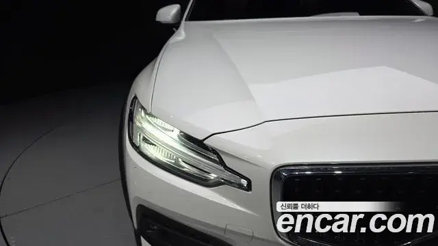 Volvo V60 Cross Country 2019 — Şəkil 28/39