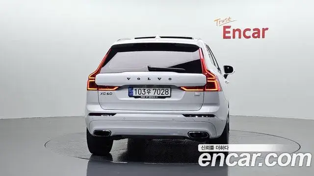 Volvo XC60 2021 — ფოტო 25/34