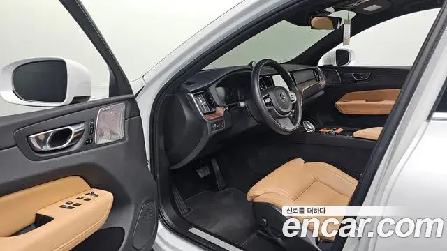 Volvo XC60 2021 — ფოტო 23/34