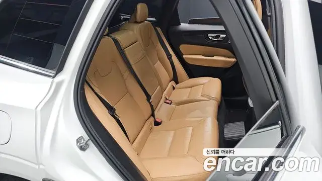 Volvo XC60 2021 — ფოტო 9/34