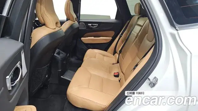 Volvo XC60 2021 — ფოტო 4/34