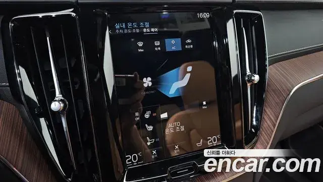 Volvo XC60 2021 — ფოტო 3/34