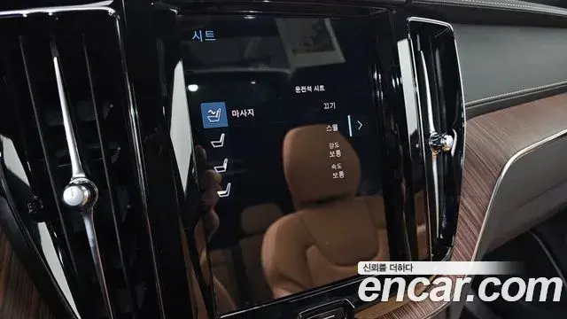 Volvo XC60 2021 — ფოტო 15/34