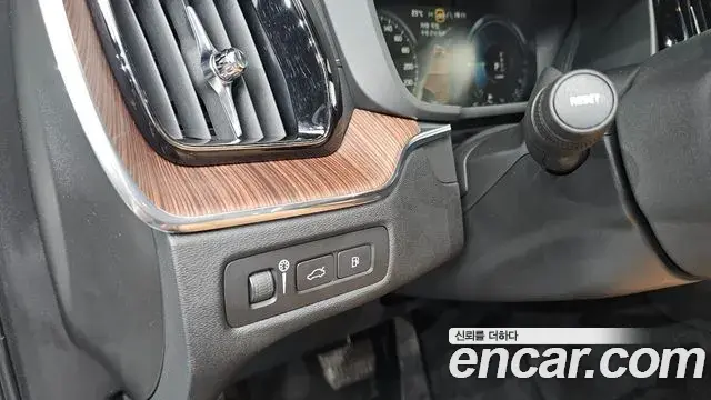 Volvo XC60 2021 — ფოტო 2/34