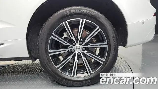 Volvo XC60 2021 — ფოტო 29/34