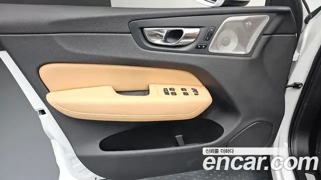 Volvo XC60 2021 — ფოტო 33/34