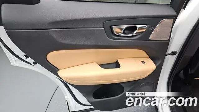 Volvo XC60 2021 — ფოტო 16/34