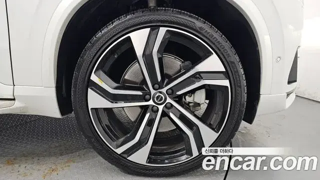 Volvo XC90 2020 — Photo 18/38