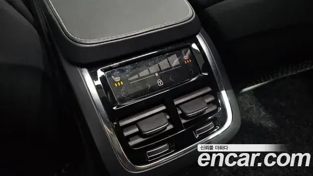 Volvo XC90 2020 — Photo 29/38