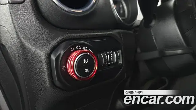 Jeep Wrangler 2019 — Фото 19/20