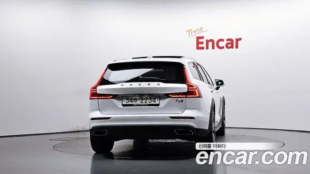 Volvo V60 Cross Country 2019 — Photo 32/36