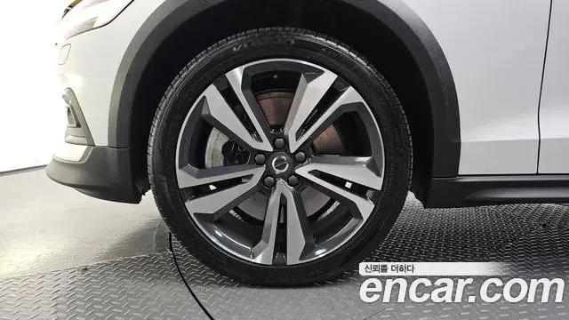 Volvo V60 Cross Country 2019 — Photo 29/36