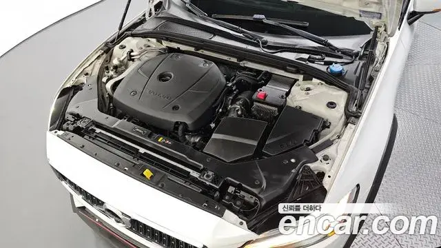 Volvo V60 Cross Country 2019 — Photo 13/36