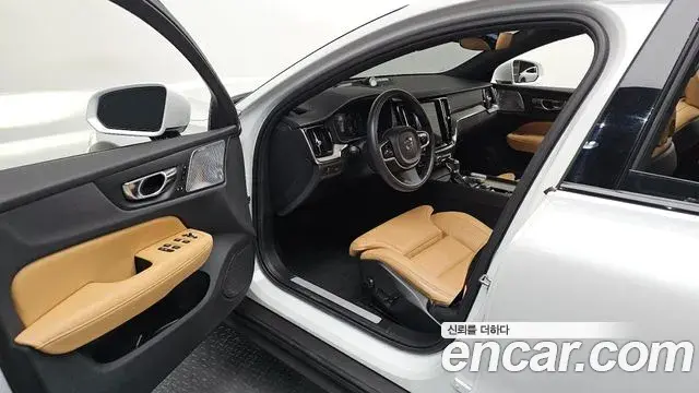 Volvo V60 Cross Country 2019 — Photo 35/36