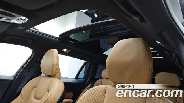 Volvo V60 Cross Country 2019 — Photo 25/36