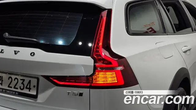 Volvo V60 Cross Country 2019 — Photo 11/36