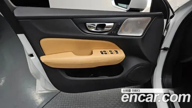 Volvo V60 Cross Country 2019 — Photo 28/36