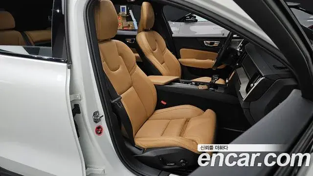 Volvo V60 Cross Country 2019 — Photo 23/36