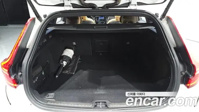 Volvo V60 Cross Country 2019 — Photo 4/36
