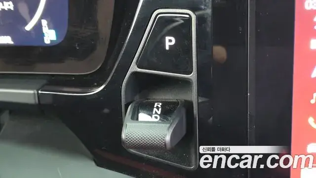 Porsche Macan EV 2025 — Photo 18/30