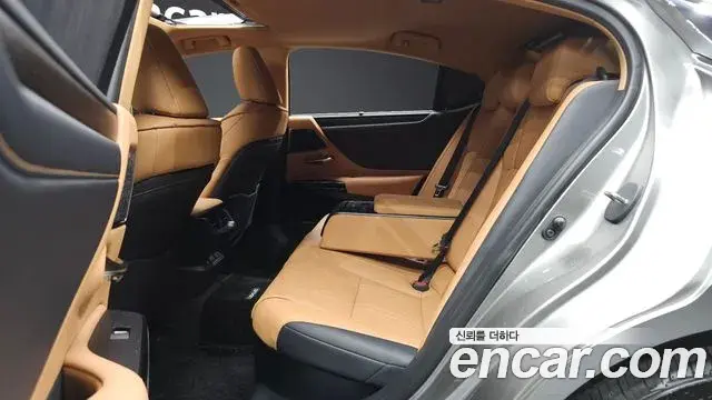Lexus ES300h 2026 — Şəkil 17/36