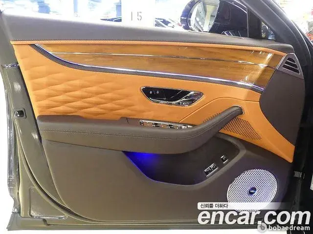Bentley Flying Spur 2022 — ფოტო 13/20