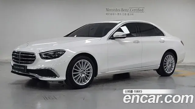 Mercedes-Benz E-Class 2023 — Photo 19/19