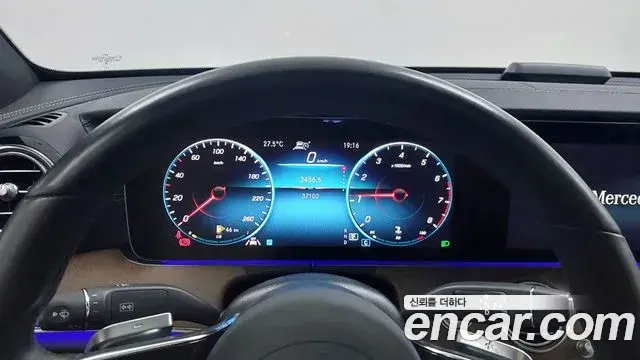Mercedes-Benz E-Class 2023 — Photo 7/19