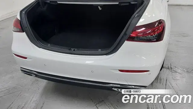 Mercedes-Benz E-Class 2023 — Photo 10/19
