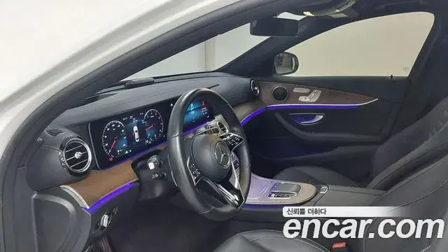 Mercedes-Benz E-Class 2023 — Photo 12/19